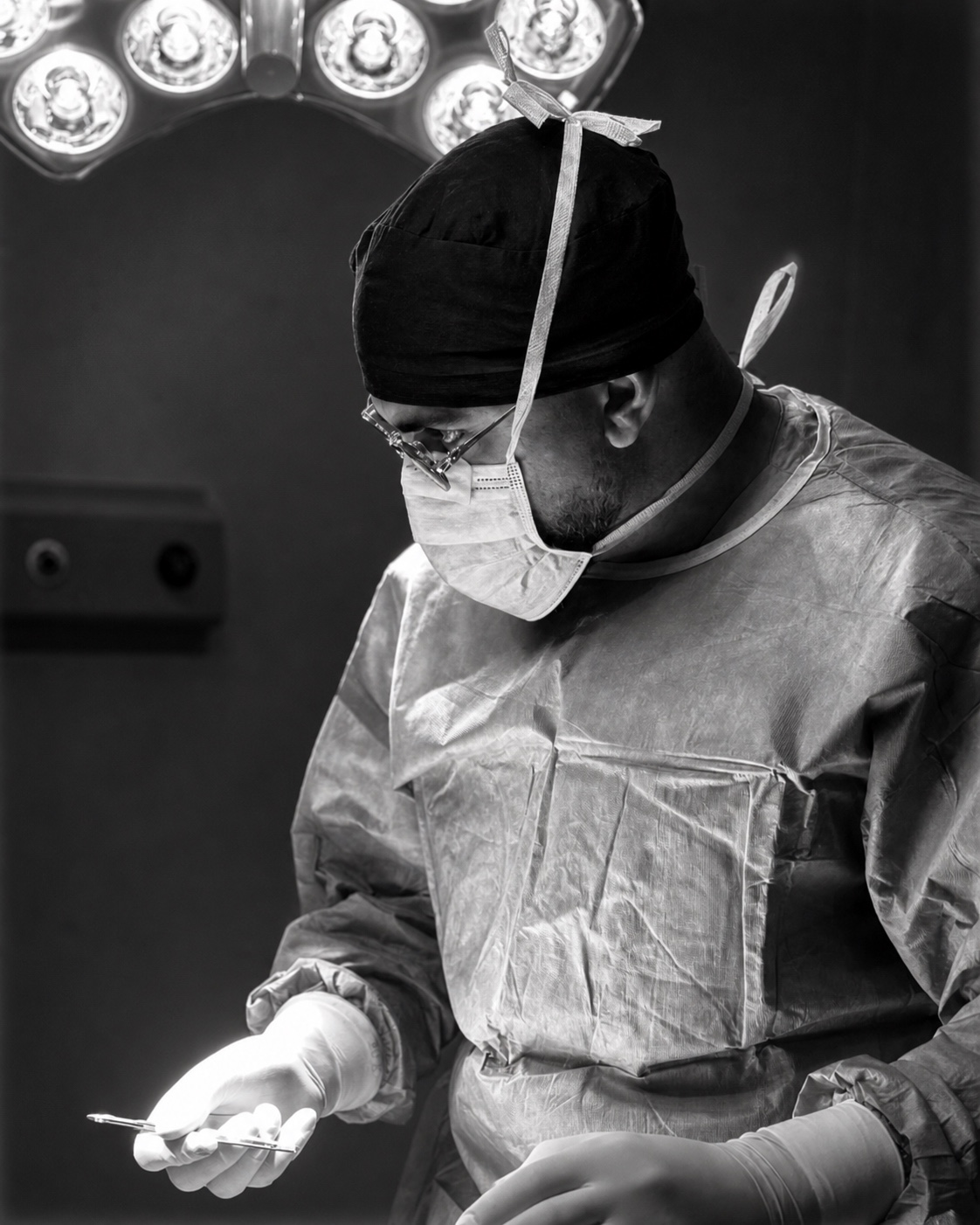 Dr. Thaer Shahwan working in the operating theatre